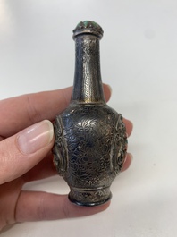 A collection of 13 Chinese snuff bottles, 19/20th C.