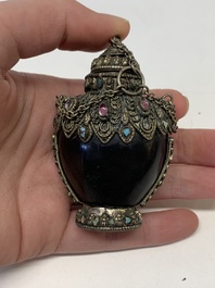 A collection of 13 Chinese snuff bottles, 19/20th C.