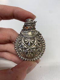 A collection of 13 Chinese snuff bottles, 19/20th C.