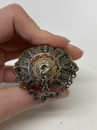 A collection of 13 Chinese snuff bottles, 19/20th C.