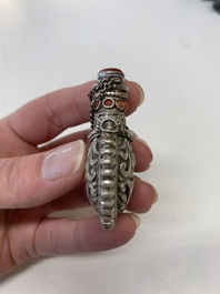 A collection of 13 Chinese snuff bottles, 19/20th C.