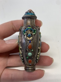 A collection of 13 Chinese snuff bottles, 19/20th C.