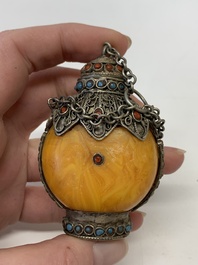 A collection of 13 Chinese snuff bottles, 19/20th C.