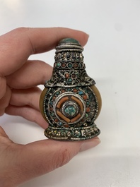 A collection of 13 Chinese snuff bottles, 19/20th C.