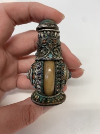 A collection of 13 Chinese snuff bottles, 19/20th C.