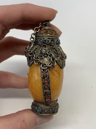 A collection of 13 Chinese snuff bottles, 19/20th C.