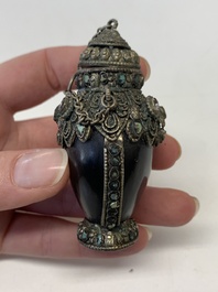 A collection of 13 Chinese snuff bottles, 19/20th C.