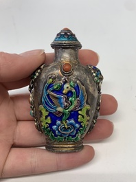 A collection of 13 Chinese snuff bottles, 19/20th C.
