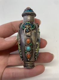 A collection of 13 Chinese snuff bottles, 19/20th C.