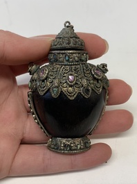 A collection of 13 Chinese snuff bottles, 19/20th C.