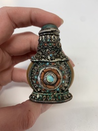 A collection of 13 Chinese snuff bottles, 19/20th C.