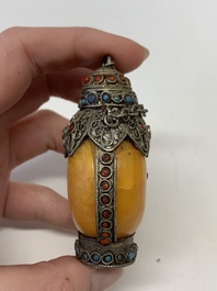 A collection of 13 Chinese snuff bottles, 19/20th C.