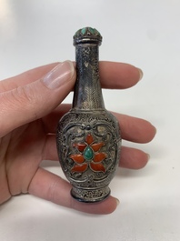 A collection of 13 Chinese snuff bottles, 19/20th C.