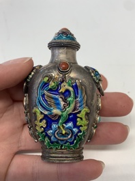 A collection of 13 Chinese snuff bottles, 19/20th C.