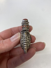 A collection of 13 Chinese snuff bottles, 19/20th C.