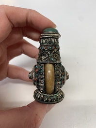 A collection of 13 Chinese snuff bottles, 19/20th C.