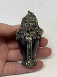 A collection of 13 Chinese snuff bottles, 19/20th C.