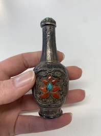 A collection of 13 Chinese snuff bottles, 19/20th C.