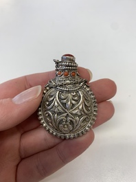 A collection of 13 Chinese snuff bottles, 19/20th C.