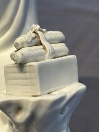 A Chinese Dehua blanc de Chine figure of a seated Guanyin on wooden stand, 19/20th C.