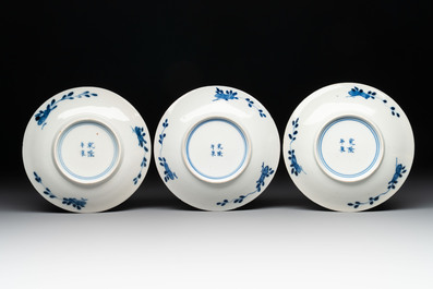 A set of 11 Chinese blue and white 'rabbit hunt' cups and saucers, Qianlong mark, 19th C.