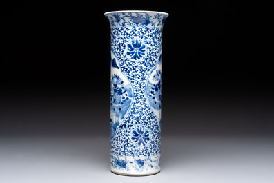 A varied collection of six Chinese blue, white, famille rose and iron-red wares, 19/20th C.