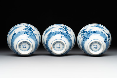 A set of 11 Chinese blue and white 'rabbit hunt' cups and saucers, Qianlong mark, 19th C.