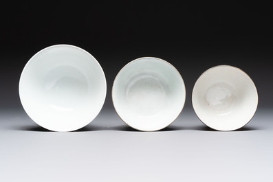 A varied collection of six Chinese blue, white, famille rose and iron-red wares, 19/20th C.