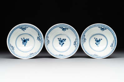 A set of 11 Chinese blue and white 'rabbit hunt' cups and saucers, Qianlong mark, 19th C.