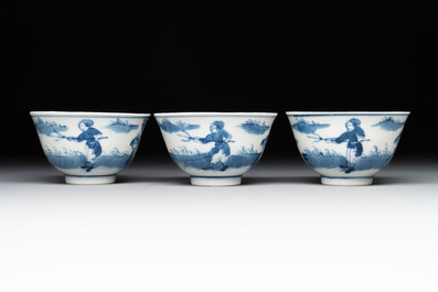A set of 11 Chinese blue and white 'rabbit hunt' cups and saucers, Qianlong mark, 19th C.