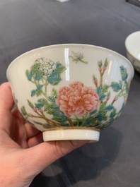 A pair of Chinese famille rose 'peonies' bowls, Delong Zhenpin 德隆珍品 mark, 20th C.