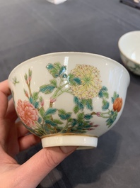 A pair of Chinese famille rose 'peonies' bowls, Delong Zhenpin 德隆珍品 mark, 20th C.