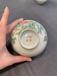 A pair of Chinese famille rose 'peonies' bowls, Delong Zhenpin 德隆珍品 mark, 20th C.