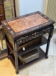 A Chinese mother-of-pearl inlaid hongmu three-tier console table with marble top, 19/20th C.