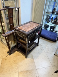 A Chinese mother-of-pearl inlaid hongmu three-tier console table with marble top, 19/20th C.
