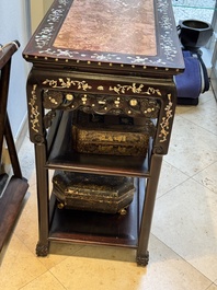 A Chinese mother-of-pearl inlaid hongmu three-tier console table with marble top, 19/20th C.