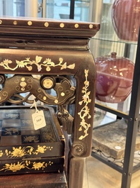 A Chinese mother-of-pearl inlaid hongmu three-tier console table with marble top, 19/20th C.