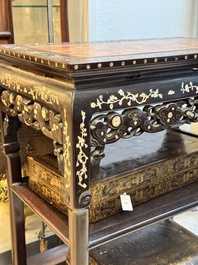 A Chinese mother-of-pearl inlaid hongmu three-tier console table with marble top, 19/20th C.