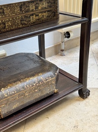 A Chinese mother-of-pearl inlaid hongmu three-tier console table with marble top, 19/20th C.