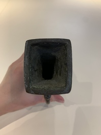 A Chinese archaistic bronze vase and three Japanese bronze vases, 14/18th C.