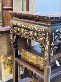 A Chinese mother-of-pearl inlaid hongmu three-tier console table with marble top, 19/20th C.