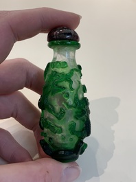 A collection of 14 Peking glass snuff bottles, 19/20th C.