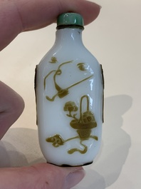 A collection of 14 Peking glass snuff bottles, 19/20th C.
