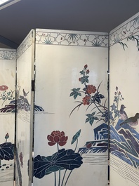 A Chinese polychrome lacquered wooden eight-panel folding screen with a pond scene, 19/20th C.