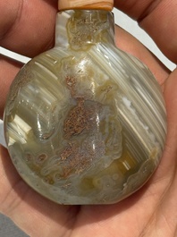 A collection of ten Chinese agate snuff bottles, 20th C.