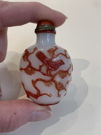 A collection of 14 Peking glass snuff bottles, 19/20th C.