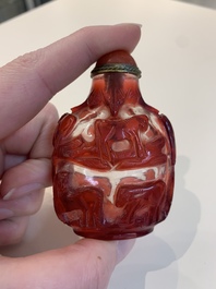 A collection of 14 Peking glass snuff bottles, 19/20th C.