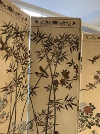 A Chinese polychrome lacquered wooden eight-panel folding screen with a pond scene, 19/20th C.