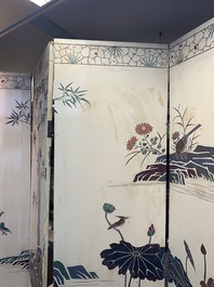 A Chinese polychrome lacquered wooden eight-panel folding screen with a pond scene, 19/20th C.