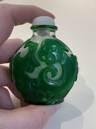 A collection of 14 Peking glass snuff bottles, 19/20th C.